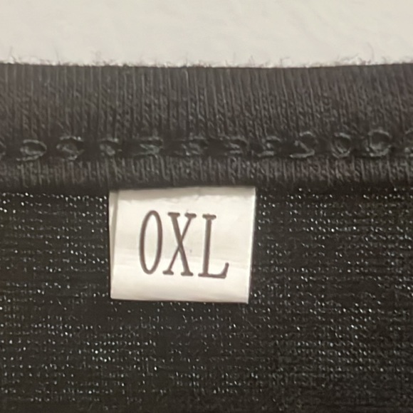 Black ruched crop top. - Picture 4 of 5